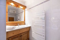 residence chalet des neiges hermine - wastafel in de badkamer